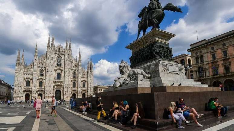 Essa imagem da praça Duomo, em Milão, foi registrada em junho, logo depois do início da reabertura gradual