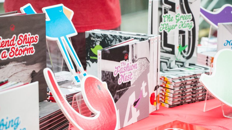 Mais de dez livros j&aacute; foram publicados, e designer quer que crian&ccedil;as de outros pa&iacute;ses sejam autoras tamb&eacute;m