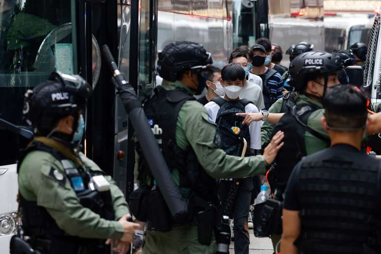 Batalhão de choque da polícia prende pessoas durante protesto em Hong Kong
01/10/2020 REUTERS/Tyrone Siu
