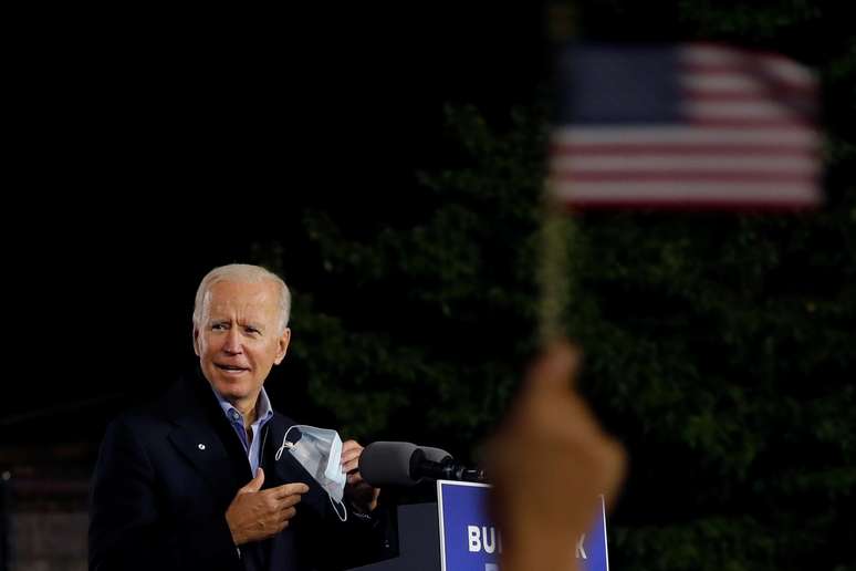 Candidato democrata à Presidência dos EUA, Joe Biden, em campanha eleitoral na Pensilvânia 
30/09/2020
REUTERS/Mike Segar