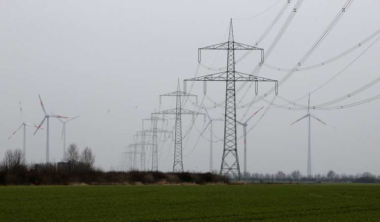 Linhas de transmissão ao lado de parque eólico na Alemanha. REUTERS/Fabrizio Bensch/File Photo