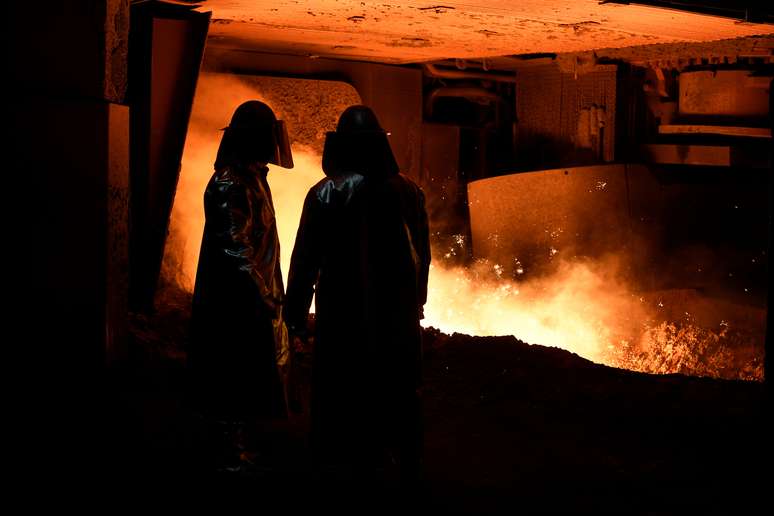 Vista de trabalhadores numa usina de produção de aço. 2/3/2020. REUTERS/Fabian Bimmer