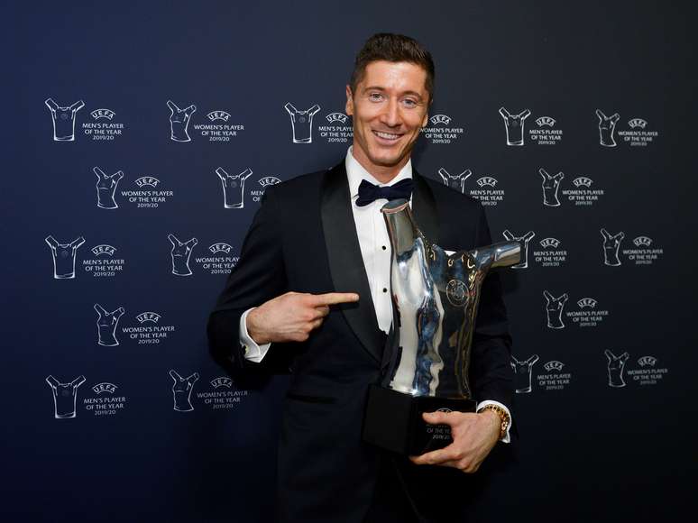 Robert Lewandowski posa para foto com troféu de Melhor Jogador do Ano da UEFA
01/10/2020 UEFA Pool/Divulgação via REUTERS