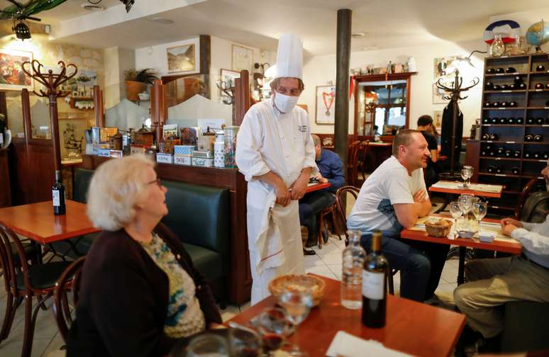 Chefe de restaurante em Paris conversa com clientes
15/06/2020
REUTERS/Charles Platiau