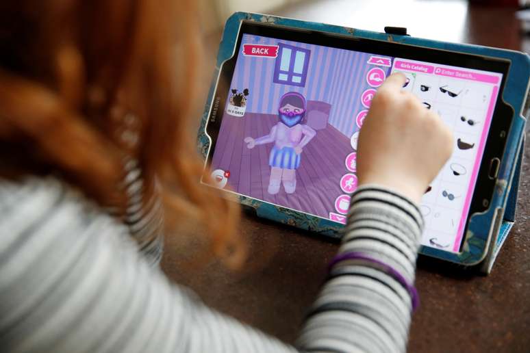 Mulher joga em game 'Roblox. 5/4/2020. REUTERS/Phil Noble