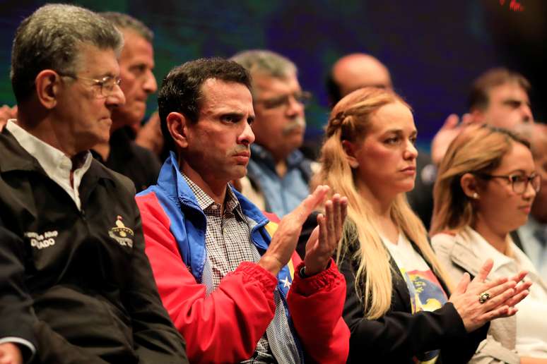 Henrique Capriles (de jaqueta vermelha) participa de reunião
08/03/2018
REUTERS/Marco Bello