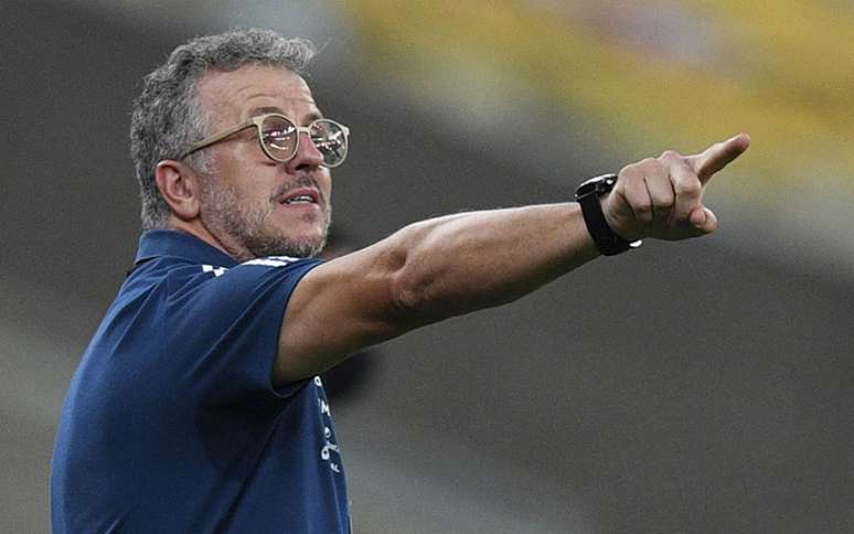 Jordi Guerrero, auxiliar de Dome, esteve à beira do gramado pela segunda vez consecutiva (Foto: AFP)