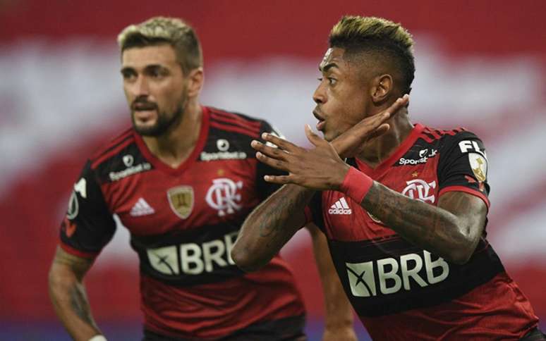 Bruno Henrique entrou no fim do primeiro tempo e marcou dois gols diante do Del Valle (Foto: AFP)