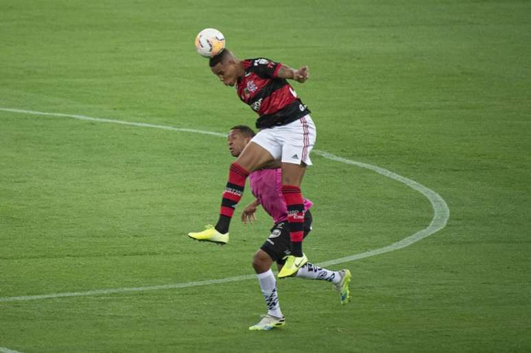 O zagueiro Natan em ação: os garotos tiveram grande atuação diante do Del Valle (Foto; Alexandre Vidal/Flamengo)