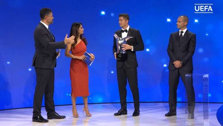 Lewandowski leva prêmio de melhor jogador da Europa - FRANCK FIFE / POOL / AFP