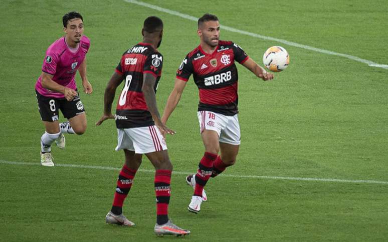 Thiago Maia em ação contra o Del Valle, na última noite (Foto: Alexandre Vidal / Flamengo)