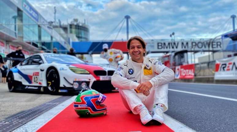 Farfus em frente ao carro que comandou em Nürburgring 