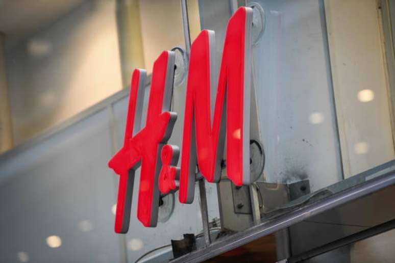 H&M foi condenada a pagar multa milionária por filial coletar dados de funcionários