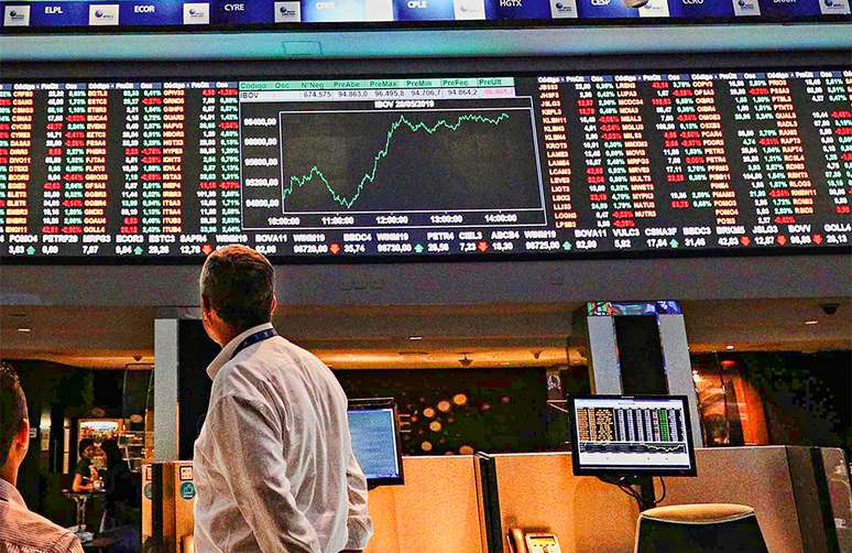 Ibovespa recua e encerra 5ª semana seguida no vermelho