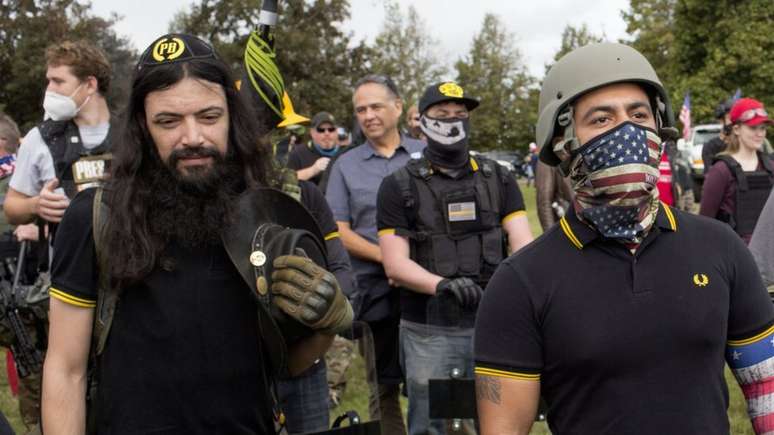 A icônica camisa polo preta com duplas de faixas amarelas na gola e nas mangas se tornou desde 2016 uma espécie de uniforme informal do grupo de extrema direita