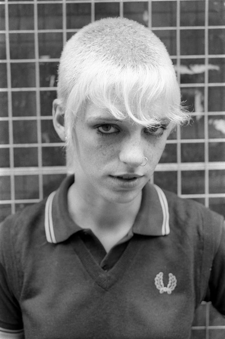 Jovem skinhead fotografada com a marca nos anos 1980, em Londres