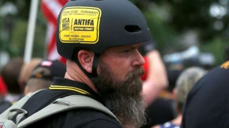 Proud Boy com adesivo de "licença para caça de antifa" no capacete