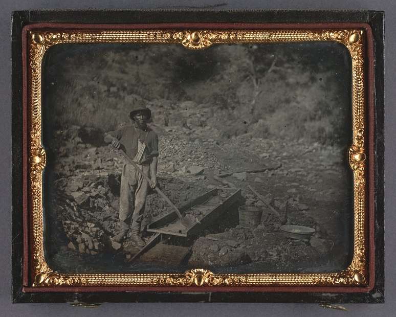 Muitas pessoas negras escravizadas eram forçadas a trabalhar em minas durante a corrida do ouro na Califórnia, a partir de 1848