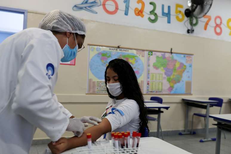 Profissional da sa&uacute;de realiza coleta para teste de Covid-19 em escola de S&atilde;o Paulo (SP) 
01/10/2020
REUTERS/Amanda Perobelli
