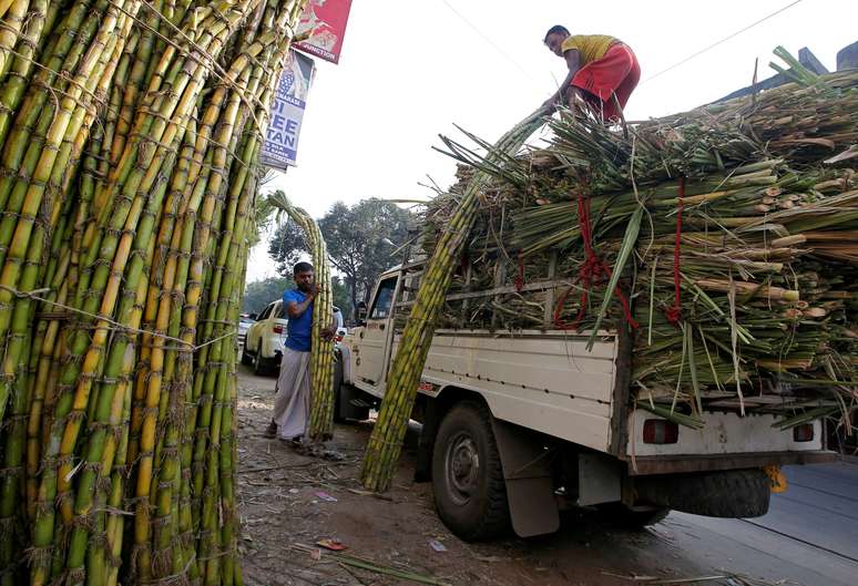 Caminh&atilde;o sendo carregado com cana na &Iacute;ndia. REUTERS/Rupak De Chowdhuri/File Photo