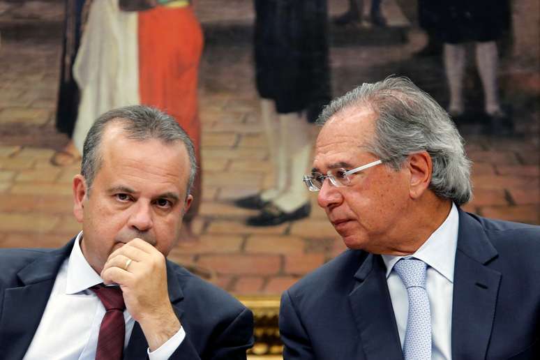 Ministro do Desenvolvimento Regional, Rogerio Marinho, conversa com o ministro da Economia, Paulo Guedes. 8/5/2019. REUTERS/Adriano Machado