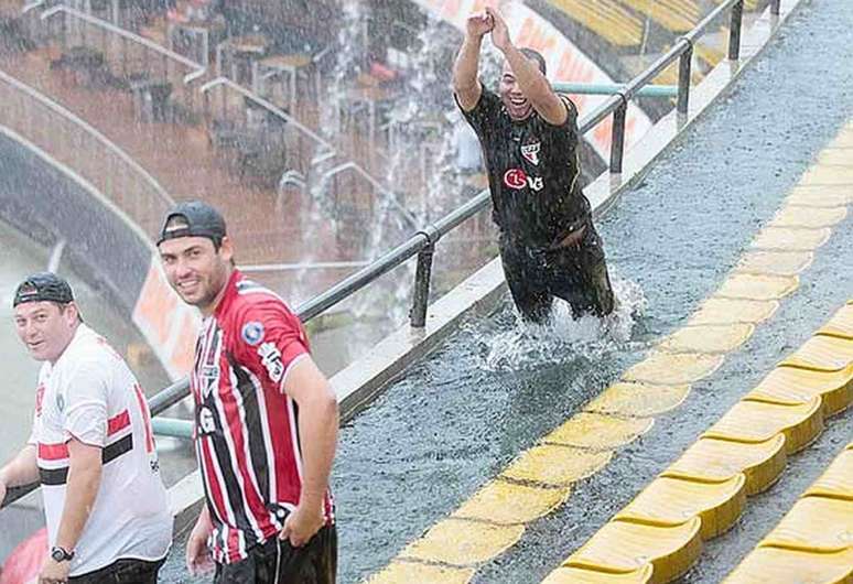 Ao centro, Allan Carlos foi um dos tricolores que aproveitou forte chuva no Morumbi para nadar (Arquivo pessoa/ Allan Carlos da Silva)