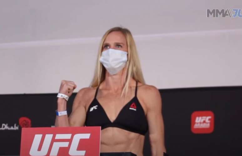 Holm, ex-campeã, entra em ação neste sábado (3) e venceu a balança (Foto: Reprodução/YouTube/MMA Junkie)