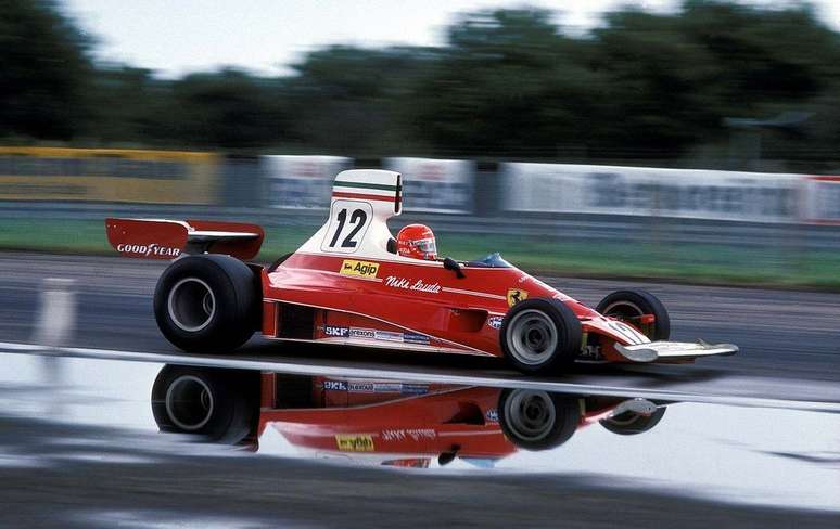 F de Ferrari: 16 títulos, 238 vitórias, 16 títulos de motor, 238 vitórias de motor. Mas o L não é de Lauda.