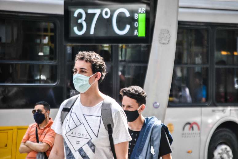 Termômetro de rua marca 37ºC na avenida Paulista, em São Paulo, em 1 de outubro de 2020. Com temperatura máxima de 37,1 ºC registrada na estação do Mirante de Santana, na zona norte, nesta tarde, a capital paulista manteve registro de dia mais quente do ano, mesma temperatura registrada no dia anterior. O patamar permanece como segundo maior marca da história, desde o início das medições oficiais feitas pelo Instituto Nacional de Meteorologia (Inmet), em 1943. O recorde de calor na cidade continua sendo os 37,8 ºC registrados em 17 de outubro de 2014.