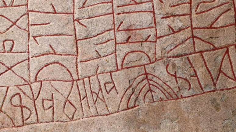 A forma de um alfabeto &ndash; como os fortes riscos dos caracteres das runas &ndash; pode nos ensinar mais sobre a cultura de um povo do que a l&iacute;ngua falada