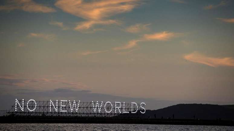 "SEM NOVOS MUNDOS" diz a instala&ccedil;&atilde;o de arte que faz parte da celebra&ccedil;&atilde;o do anivers&aacute;rio do Mayflower em Plymouth, Inglaterra