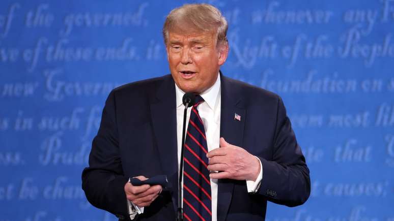 Trump levou uma máscara para o primeiro debate, mas não foi retratado com a máscara no rosto