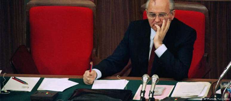 Gorbachev: festejado pelos alemães, alvo de críticas entre os russos