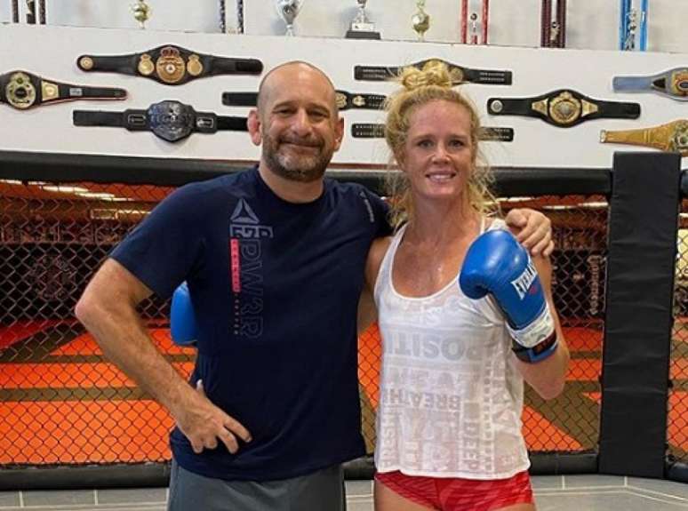 Holm, ao lado do treinador Greg Jackson, no camp para luta contra Aldana (Foto: Reprodução/Instagram/@hollyholm)