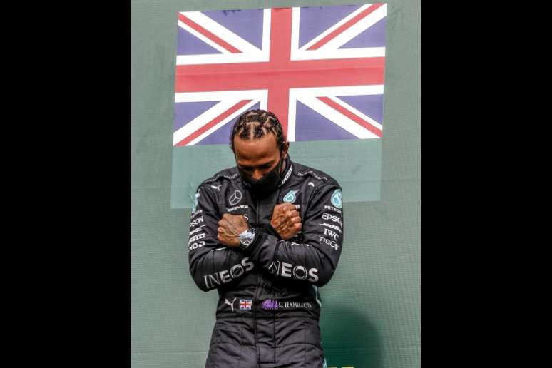 Lewis Hamilton faz um gesto contra o racismo no pódio do GP da Grã-Bretanha.