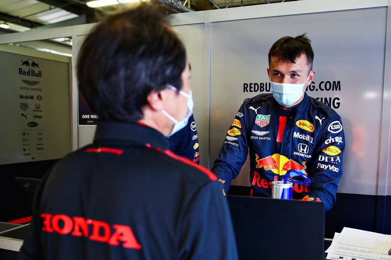 Albon e um engenheiro da Honda: saída da montadora japonesa era esperada.