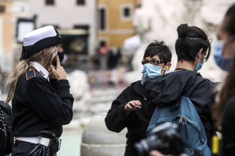 Policiais fiscalizam uso de máscaras na Fontana di Trevi, centro histórico de Roma