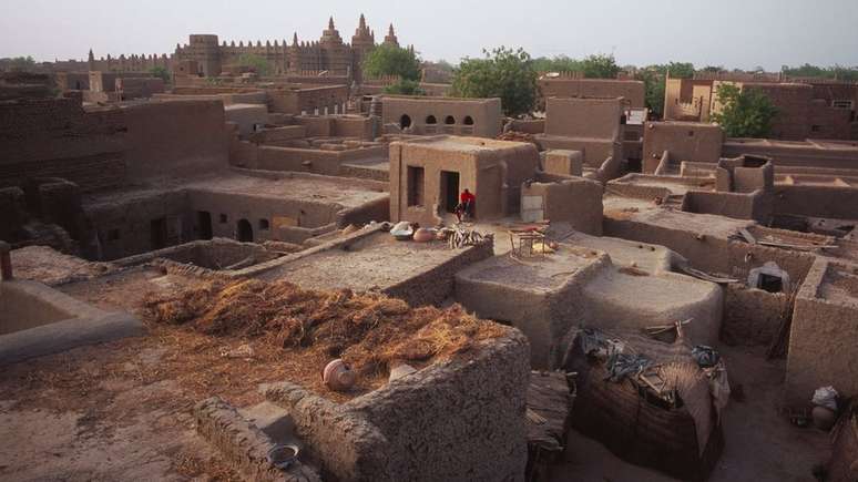 Moradores acabam recorrendo a materiais mais baratos para substituir o barro de construções de Djenné, alterando o conjunto histórico