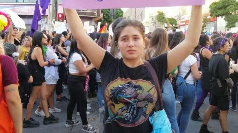 Jovem usa camisa em refer&ecirc;ncia a Janequeo em protesto no Chile, no ano passado