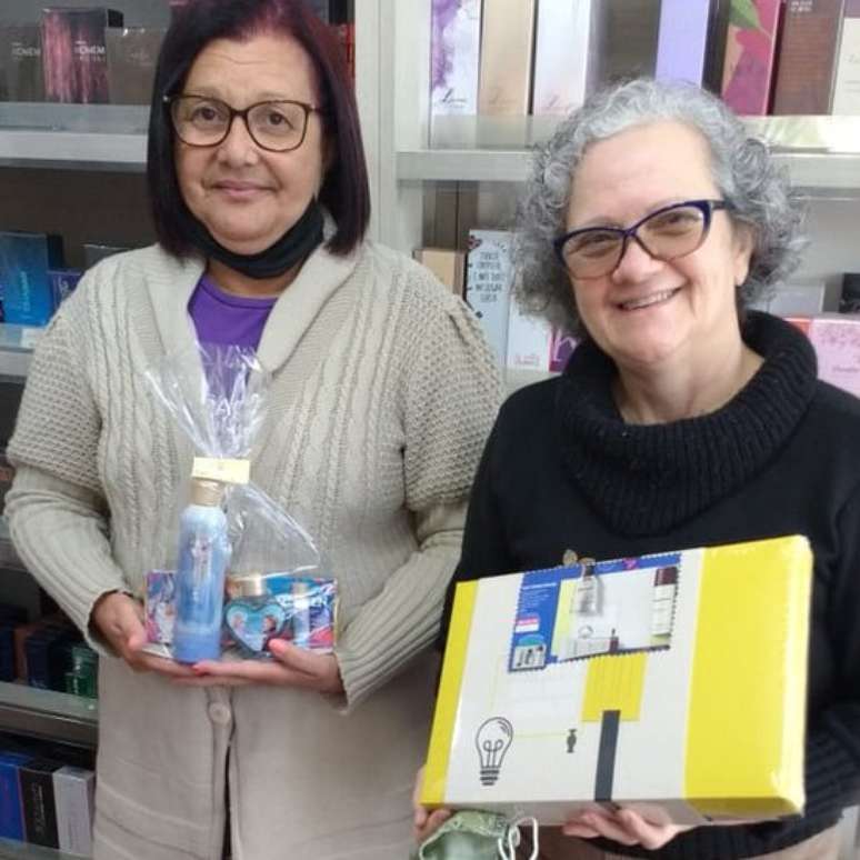 Vera Lúcia Cardoso de Mendonça e Amélia da Silva Netto trabalham juntas vendendo cosméticos