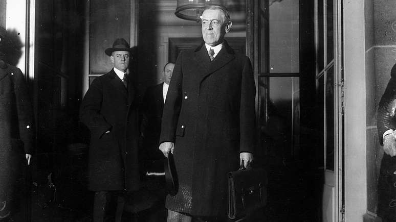 Durante viagem a Paris para negociar o Tratado de Versalhes, Woodrow Wilson adoeceu com a chamada gripe espanhola