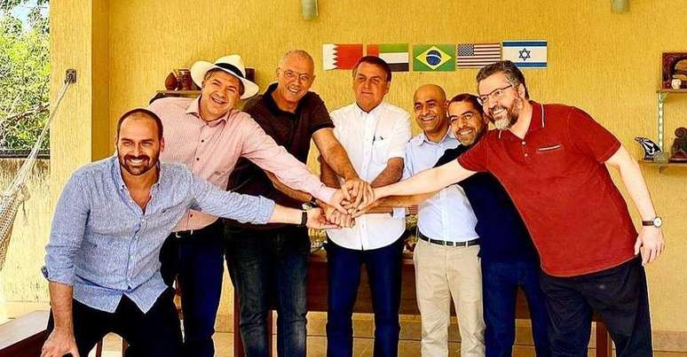 Presidente Jair Bolsonaro se reúne com embaixadores de Israel, Bahrein e Emirados Árabes Unidos, além do deputado federal Eduardo Bolsonaro e o ministro das Relações Exteriores, Ernesto Araújo. 