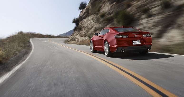 Camaro permite que diversas funções do carro sejam controladas por meio do aplicativo MyChevrolet. 