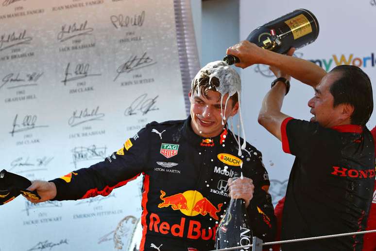 Max Verstappen toma um banho de champanhe de Tanabe após recolocar a Honda no topo.