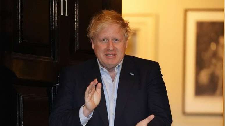 Boris Johnson parecia visivelmente indisposto quando apareceu do lado de fora de sua residência em Downing Street alguns dias antes de ir para o hospital