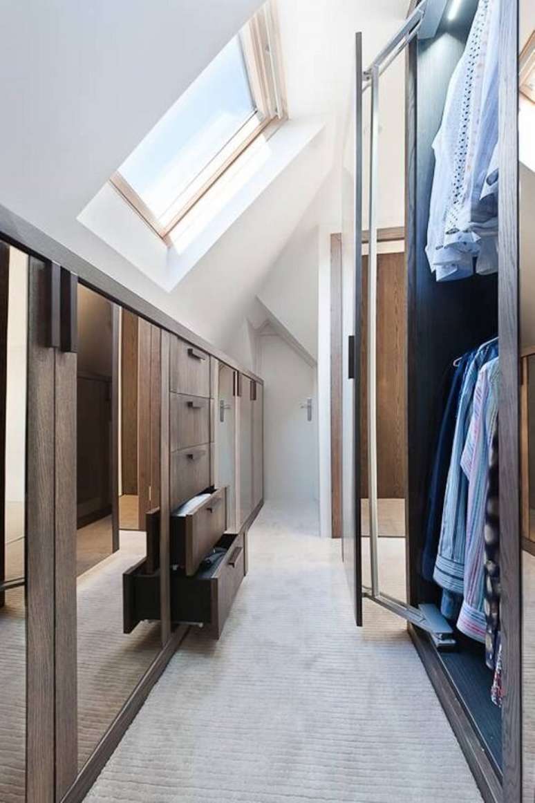 5. Transforme seu sótão em um lindo e organizado closet. Fonte: Pinterest