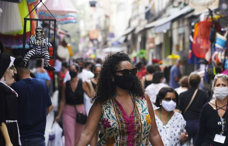 Pessoas caminham em rua comercial popular no Rio de Janeiro
16/09/2020
REUTERS/Ricardo Moraes