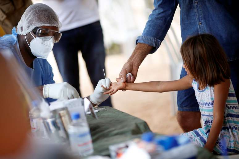 Médico das Forças Armadas examina criança do povo guajajara no Maranhão
03/10/2020
REUTERS/Adriano Machado