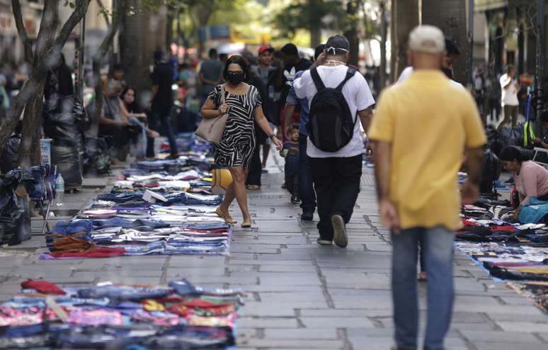 Pessoas caminham entre vendedores ambulantes e suas mercadorias no centro do Rio de Janeiro, Brasil, 1º de setembro de 2020. REUTERS/Ricardo Moraes