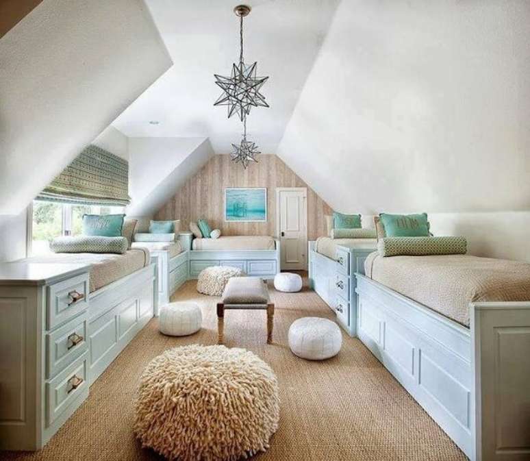 60. Aproveite a área  do sótão para criar um ambiente compartilhado, como esse quarto. Fonte: Pinterest